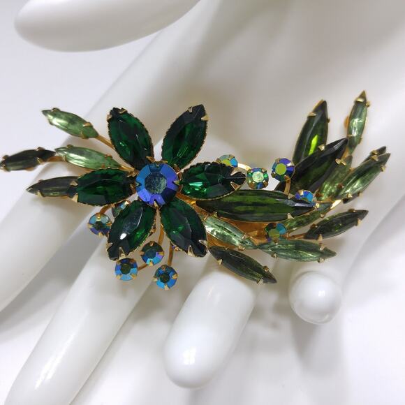 Vintage Green Rhinestone Flower Brooch, Gold Plated - Picture 2 of 10